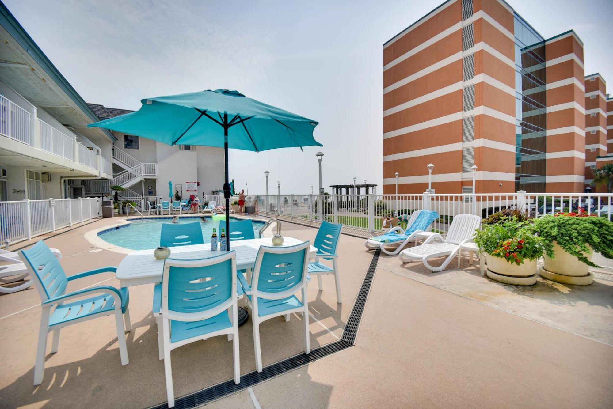 Chic Virginia Beach Retreat - Pool, Steps To Beach Εξωτερικό φωτογραφία