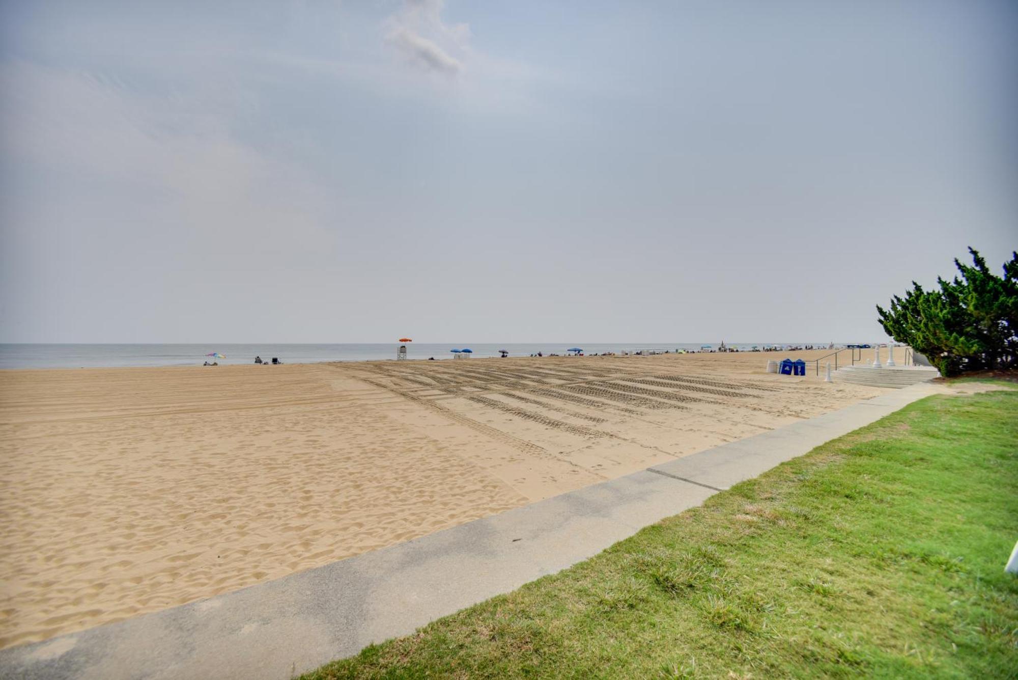 Chic Virginia Beach Retreat - Pool, Steps To Beach Εξωτερικό φωτογραφία
