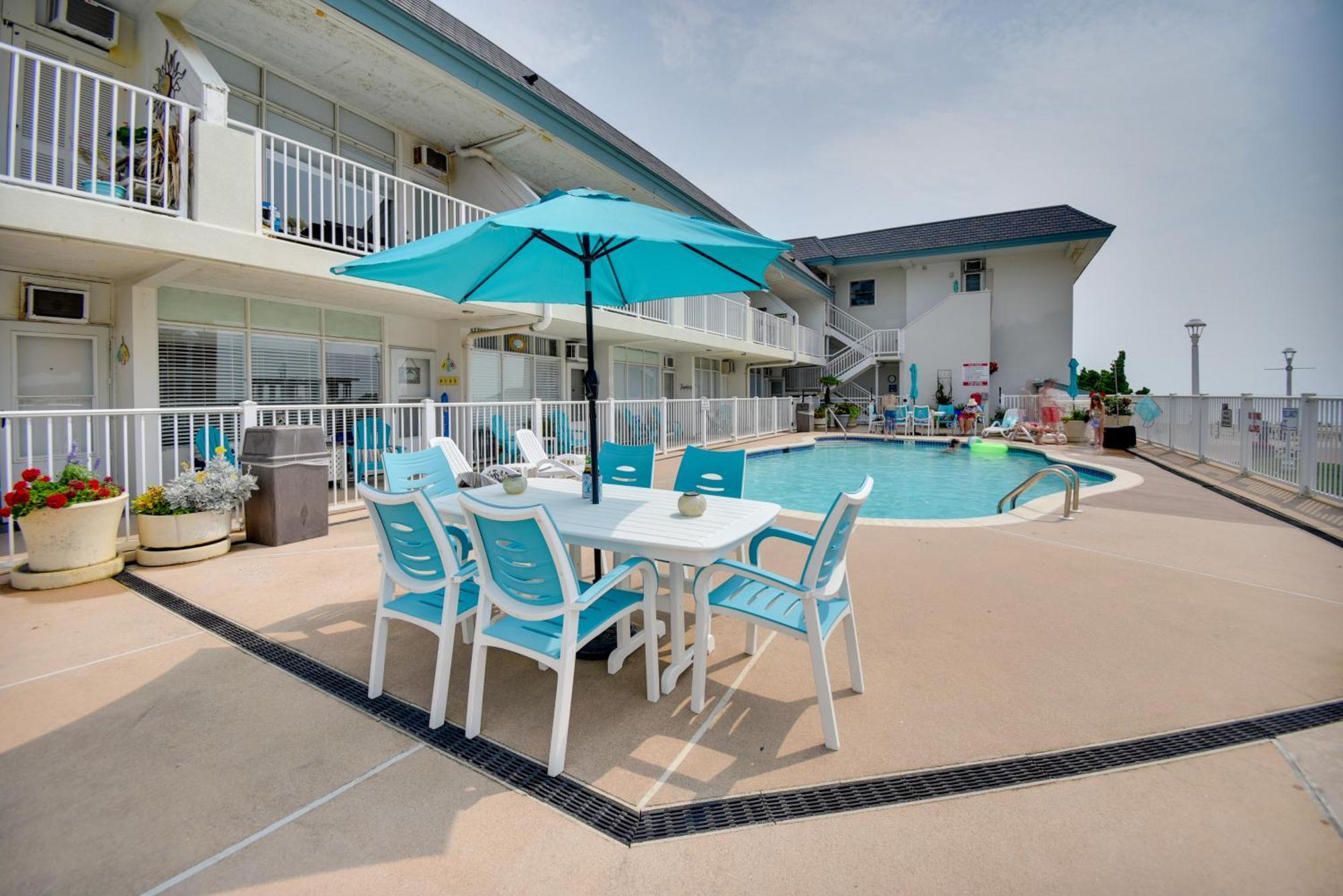 Chic Virginia Beach Retreat - Pool, Steps To Beach Εξωτερικό φωτογραφία