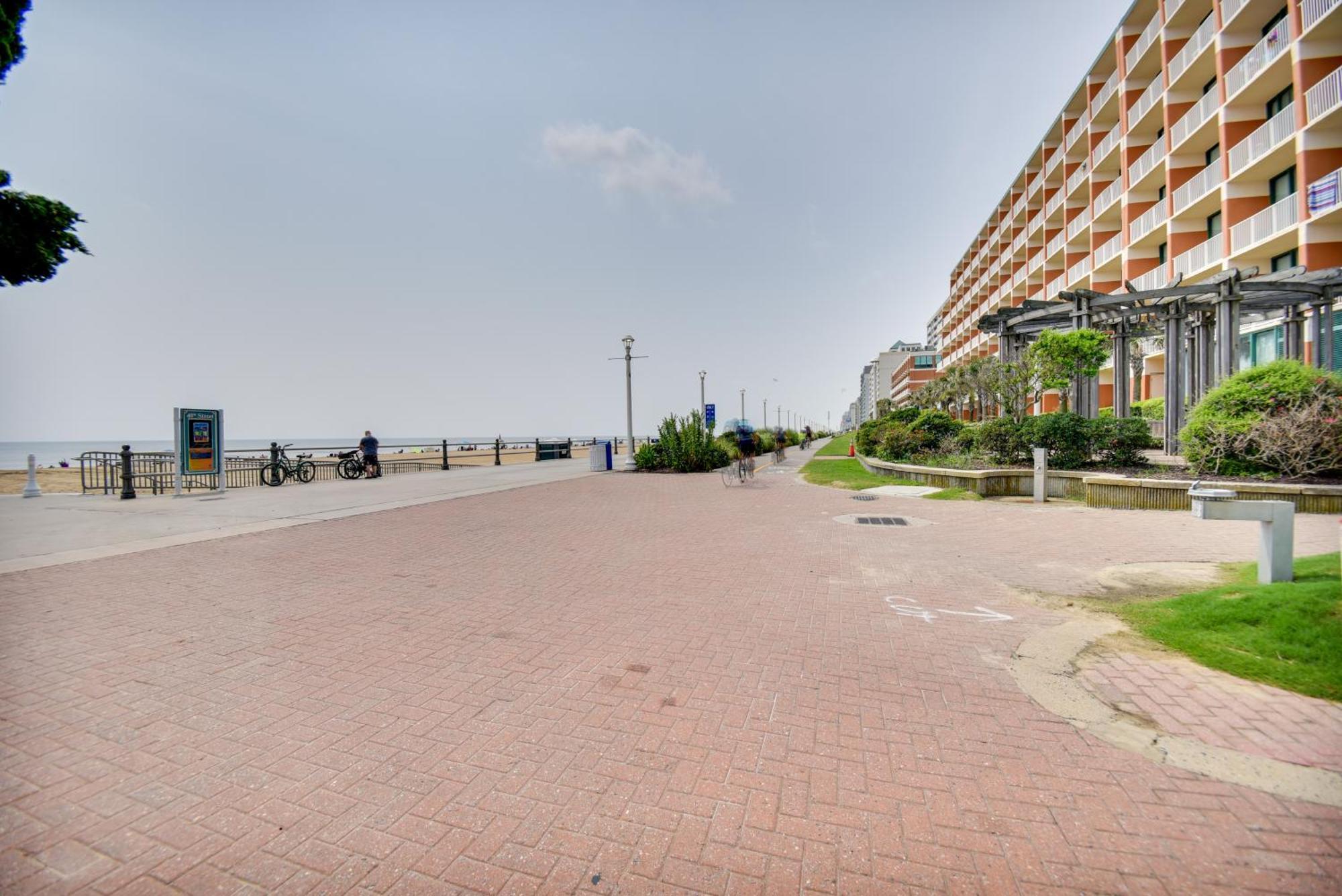 Chic Virginia Beach Retreat - Pool, Steps To Beach Εξωτερικό φωτογραφία